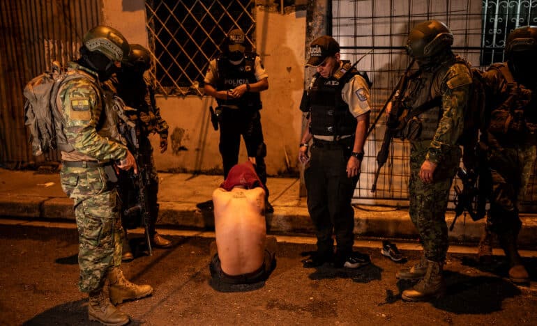 Los primeros resultados del toque de queda en Ecuador, 253 detenidos en ...